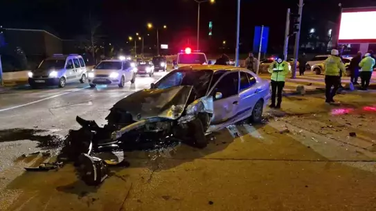 Kavşakta çarpma yapan otomobil
