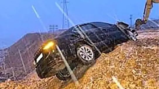 Siirt’te Şiddetli Kar Yağışı Yol Açıklığını Bozdu: Otomobil Kontrolden Çıktı