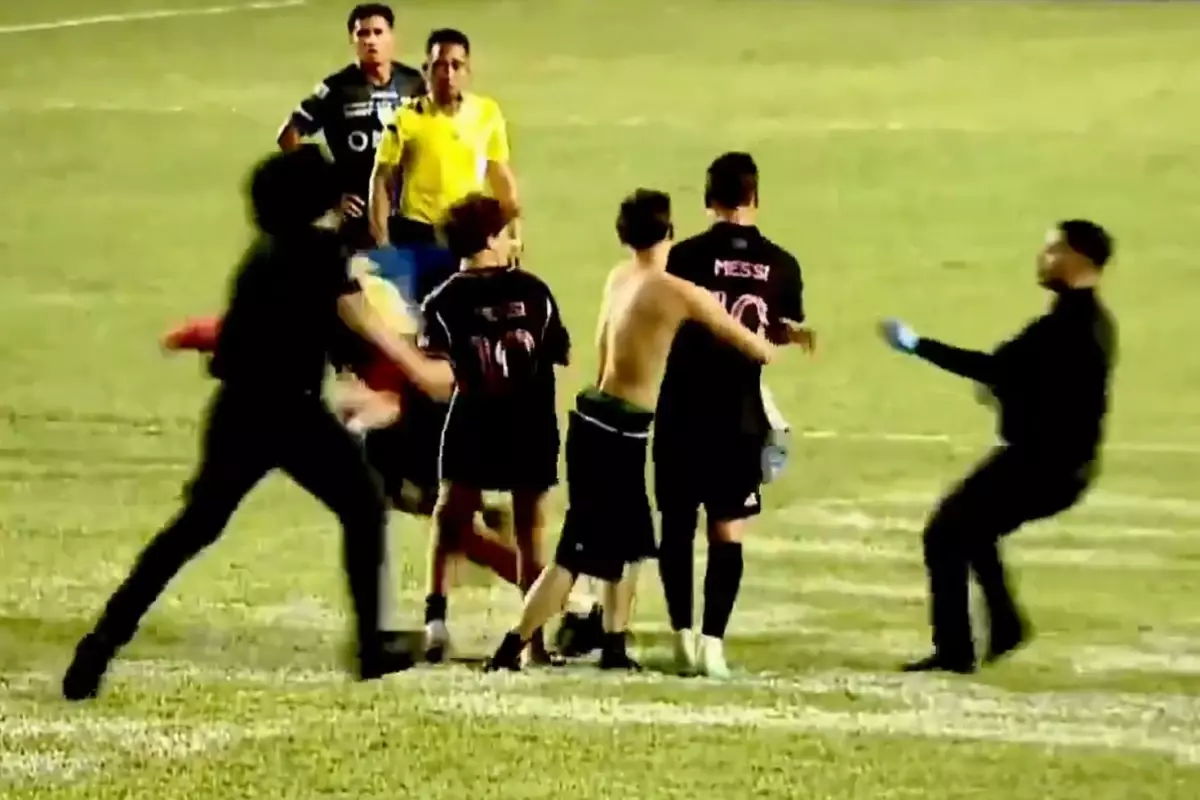 Inter Miami maçında sahaya giren taraftarlar