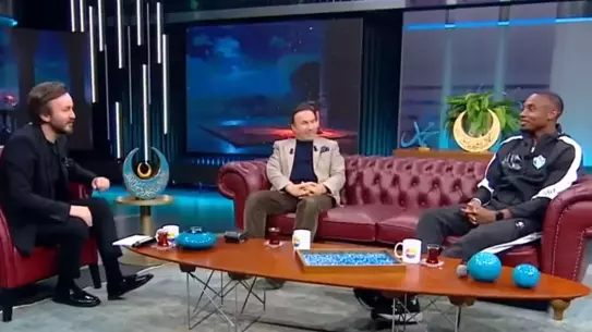 Fode Koita, Ramazan Geceleri'nde 'Kâbe'de Hacılar' Şarkısıyla İzleyicileri Büyüledi