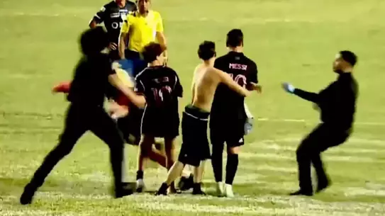 Inter Miami Maçında Taraftarların Sahaya Girişi Messi'yi Yere Düşürdü
