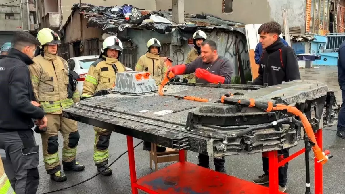 Sarıyer'de Elektrikli Araç Bataryası Aniden Alev Aldı, Duman ve Parlama Görüldü