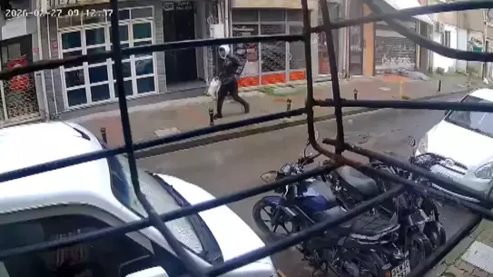 Kadıköy'de İş Yerinden Çalınan Laptop Güvenlik Kamerasına Yansıdı
