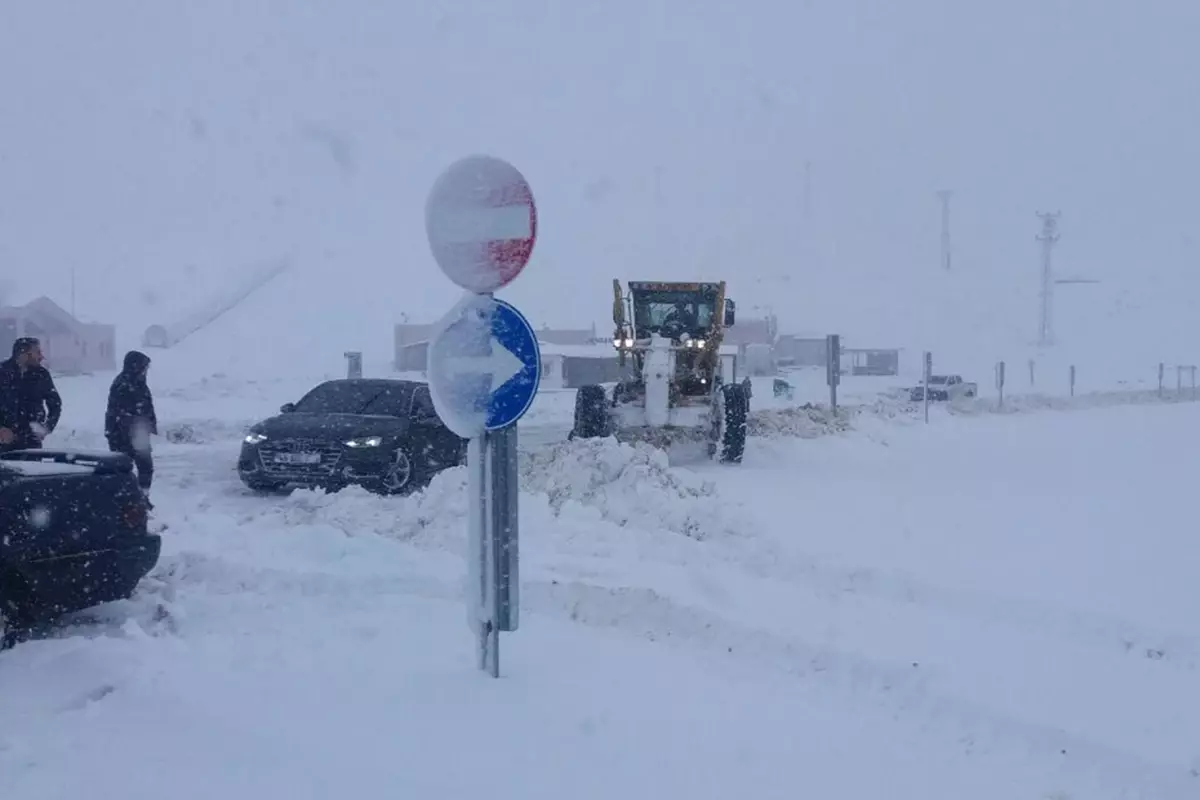 Kahramanmaraş'ta Şiddetli Kar ve Tipi Ulaşımı Durdurdu: Kuzey İlçelerde Araçlar Mahsurlandı