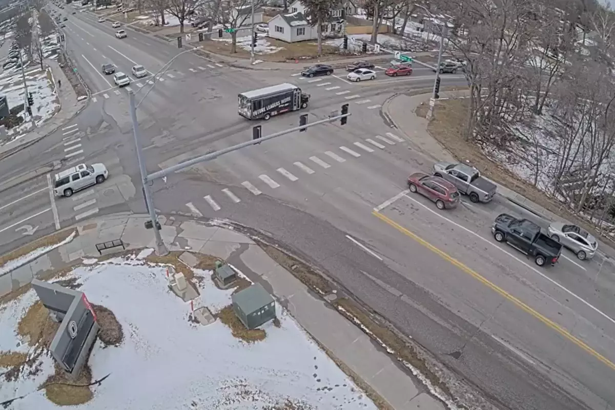 Omaha’da Ani Yol Çöküşü İki Aracı Çukura Sürükledi