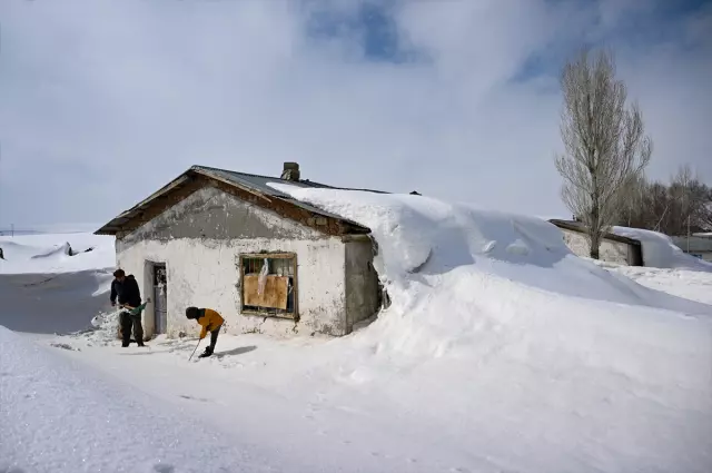 Köyde karla kaplı ev