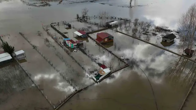 Sel sonrası temizlenmiş tarlada balık avı