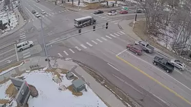 Omaha’da Ani Yol Çöküşü İki Aracı Çukura Sürükledi