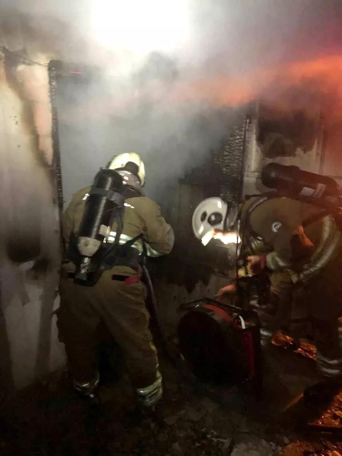 İskenderun'da Apartman Dairesindeki Yangın Hızlı Müdahale ile Kontrol Altına Alındı