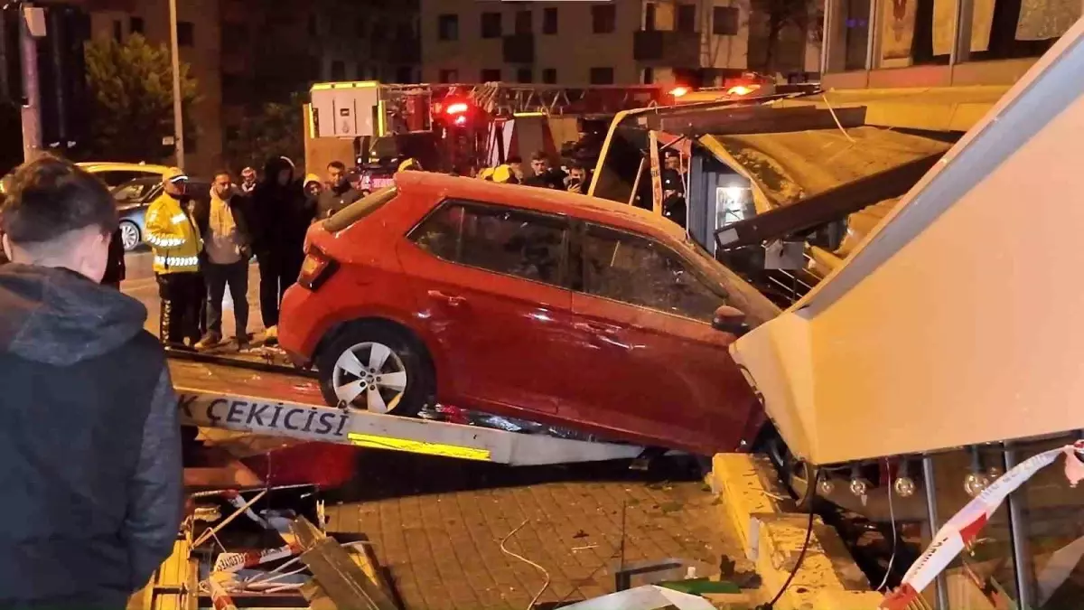 Üsküdar'da otomobilin iş yerine çarpması