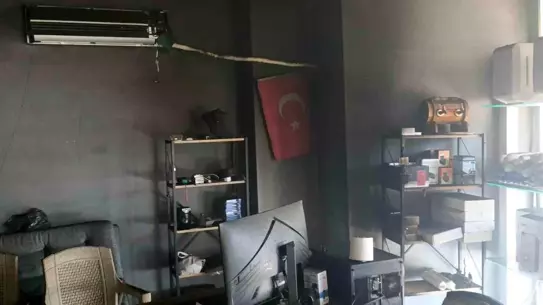 Manavgat'ta Elektronik Mağazada Çıkan Yangın Vatandaş ve İtfaiyenin Hızlı Müdahalesiyle Söndürüldü