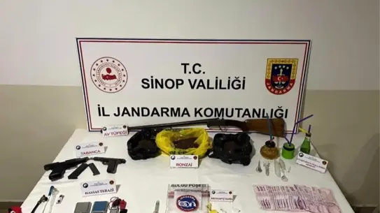 Sinop'ta Jandarma Operasyonu: Uyuşturucu ve Silah Ele Geçirildi, 2 Şüpheli Tutuklandı