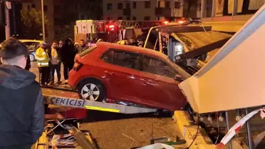 Üsküdar'da İş Yerine Çarptı: Güvenlik Kameralarından Şok Görüntüler