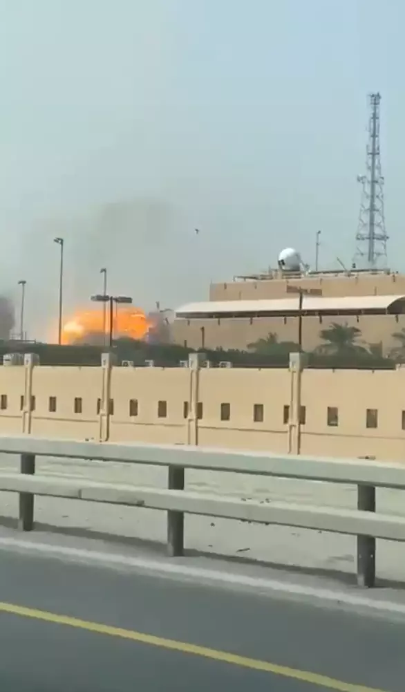 Patlama sonrası duman ve enkaz