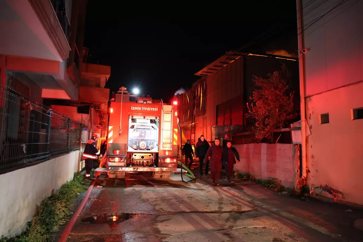 İzmir Buca’da Mobilya Atölyesini Sarsan Yangın Görüntüleri
