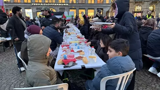 Amsterdam’da Binlerce Kişi Filistin’e Destek İçin Sokak İftarı Düzenledi