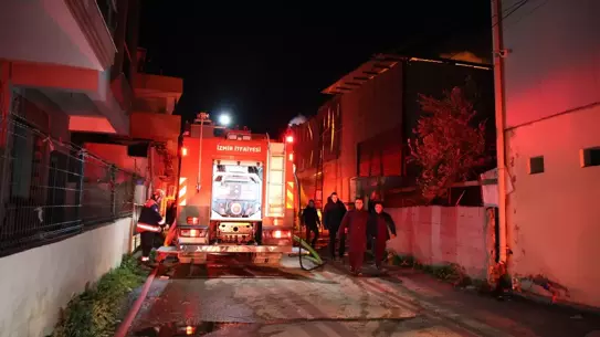 İzmir Buca’da Mobilya Atölyesini Sarsan Yangın Görüntüleri