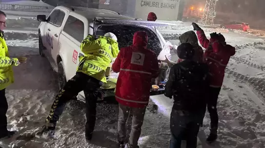 Tokat’ta Şiddetli Kar Yağışı Sürücüleri Zor Duruma Soktu