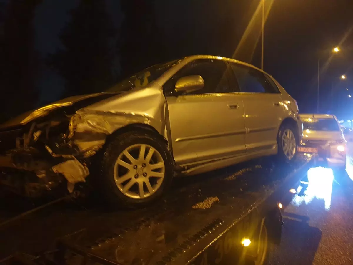 Düzce'de Araç Bariyer Çarpması: Sürücü Hastaneye Kaldırıldı