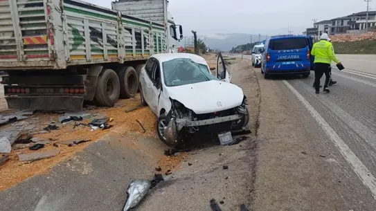 Bilecik'te Park Halindeki Araç Tıra Çarptı: Sürücü Hastaneye Kaldırıldı