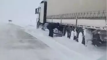 Kars’ta Şiddetli Kar Fırtınası Trafik Kazalarına Yol Açtı: Bir Otomobil Şarampole Uçtu