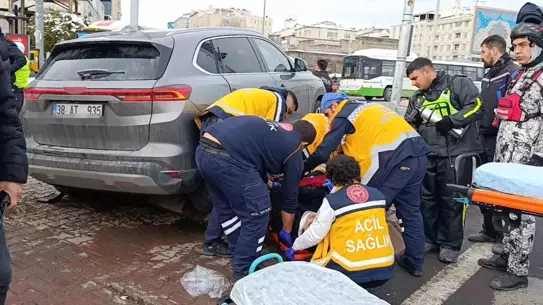 Kayseri’de Elektrikli SUV Kontrolden Çıkarak 5 Yaralı Yaptı