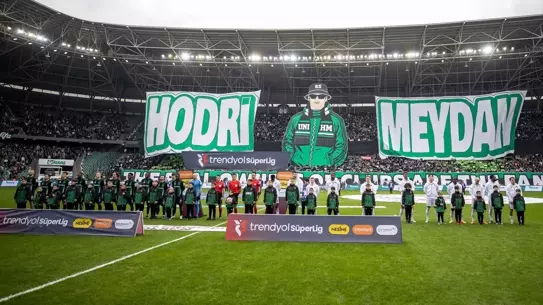 Kocaelispor ve Beşiktaş İlk Yarıda 0-0'lık Golsüz Beraberlikle Karşı Karşıya