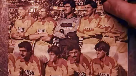 Galatasaray'ın Armasız Forması Yeniden Tasarlandı, Fatih Terim'in Görüntüsü Tartışma Yarattı