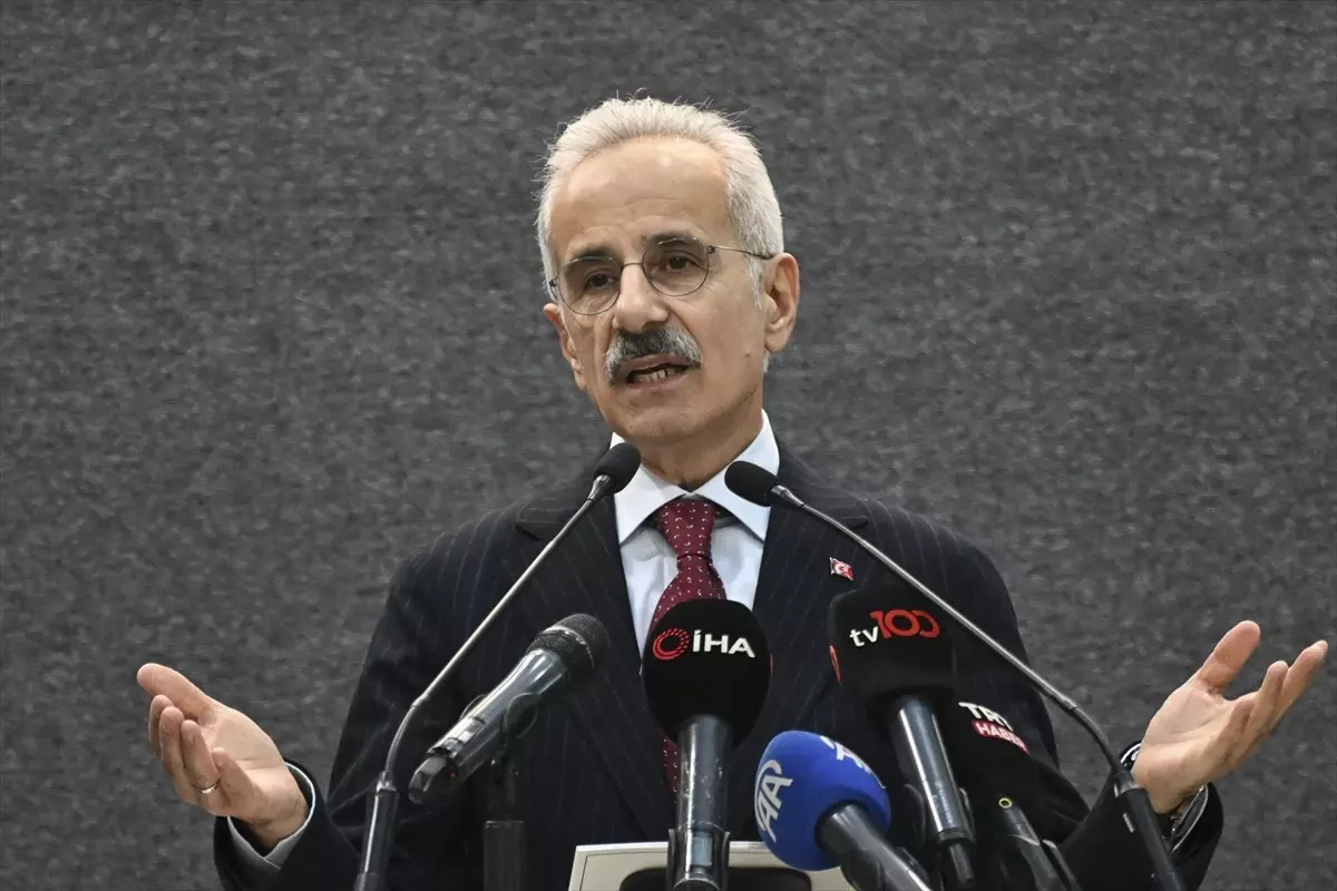 Bakan Uraloğlu ve haberleşme sektörü temsilcileri