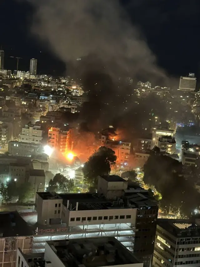 Alevler arasında kalan bir bina