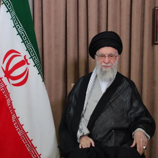 Hamaney'in resmi görevdeki görüntüsü