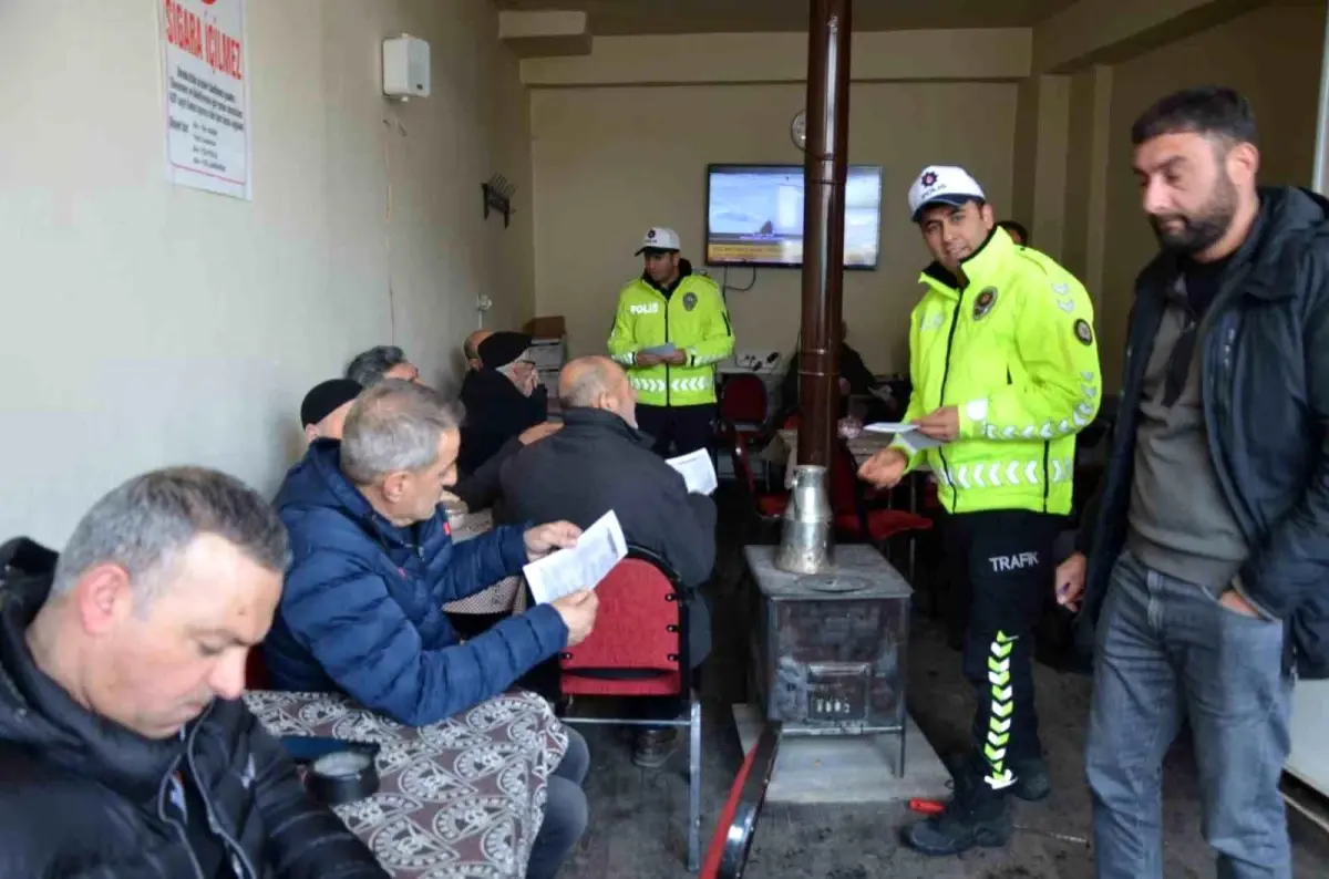 Tercan’da trafik ekipleri bilgilendirme yapıyor