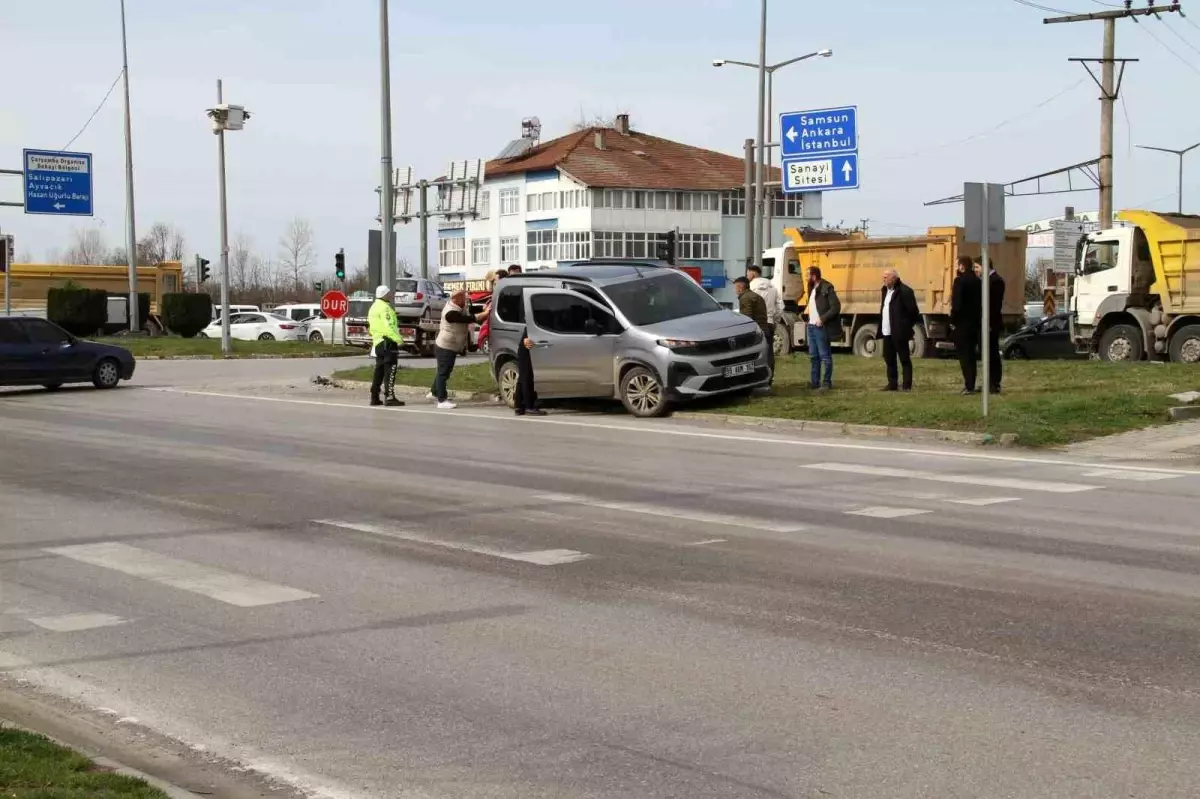 Samsun’da Kırmızı Işık İhlali Sonucu 3 Yaralı Trafik Kazası