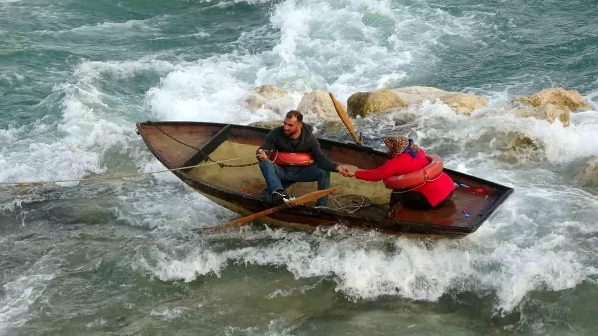Adana'da Seyhan Nehri'nde Balon Dizme Çabası Ani Akıntıya Düşerek Kurtarma Operasyonuna Neden Oldu