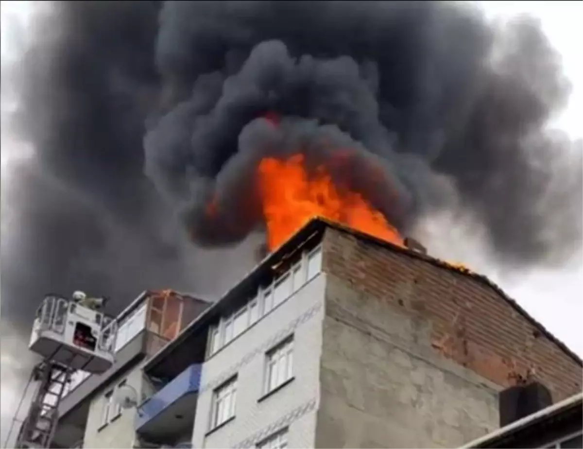 Sultangazi'de 6 Katlı Bina Çatısında Çıkan Yangın 4 Kişiyi Mahsur Bıraktı