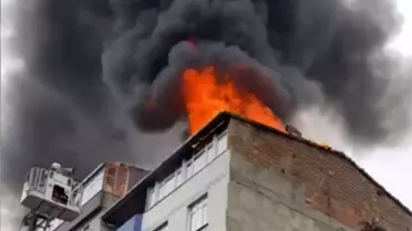 Sultangazi'de 6 Katlı Bina Çatısında Çıkan Yangın 4 Kişiyi Mahsur Bıraktı