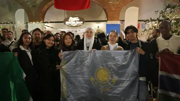 İftar yemeğinde bir arada oturan öğrenciler