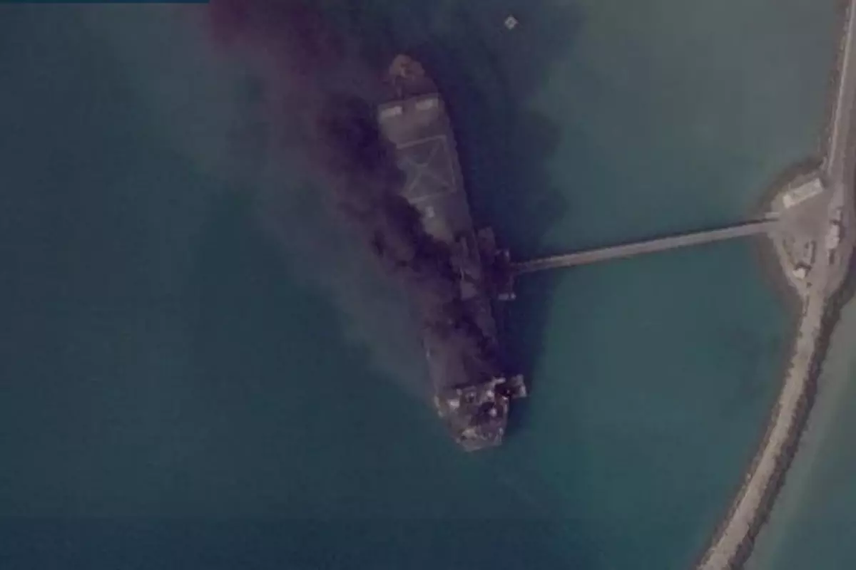 ABD'nin İran Üs Gemisine Yaptığı Sürpriz Hava Saldırısı Sonuçlandı: IRIS Makran Batırıldı