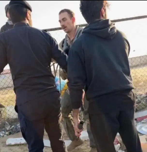 Güvenlik ekipleri pilotu korurken