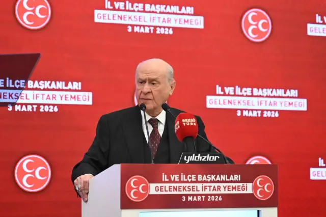 Bahçeli'nin mikrofon karşısındaki anı