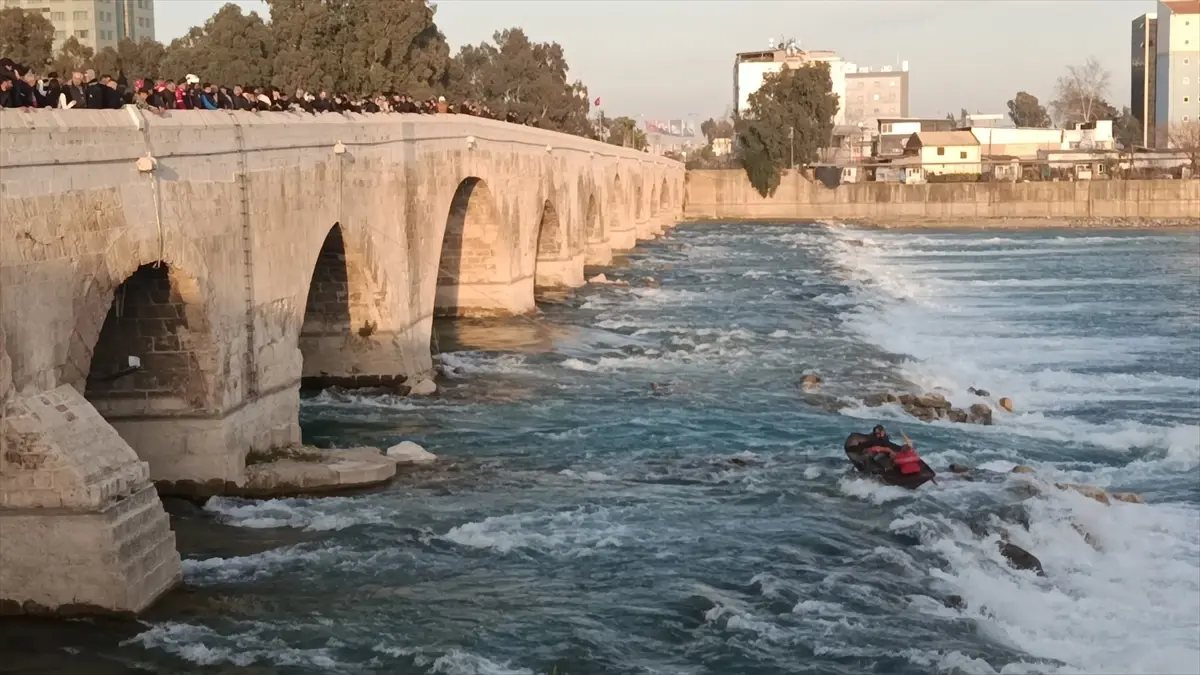 Adana Nehirinde Akıntıya Kapılan İki Kişi İtfaiye Ekibi Tarafından Kurtarıldı