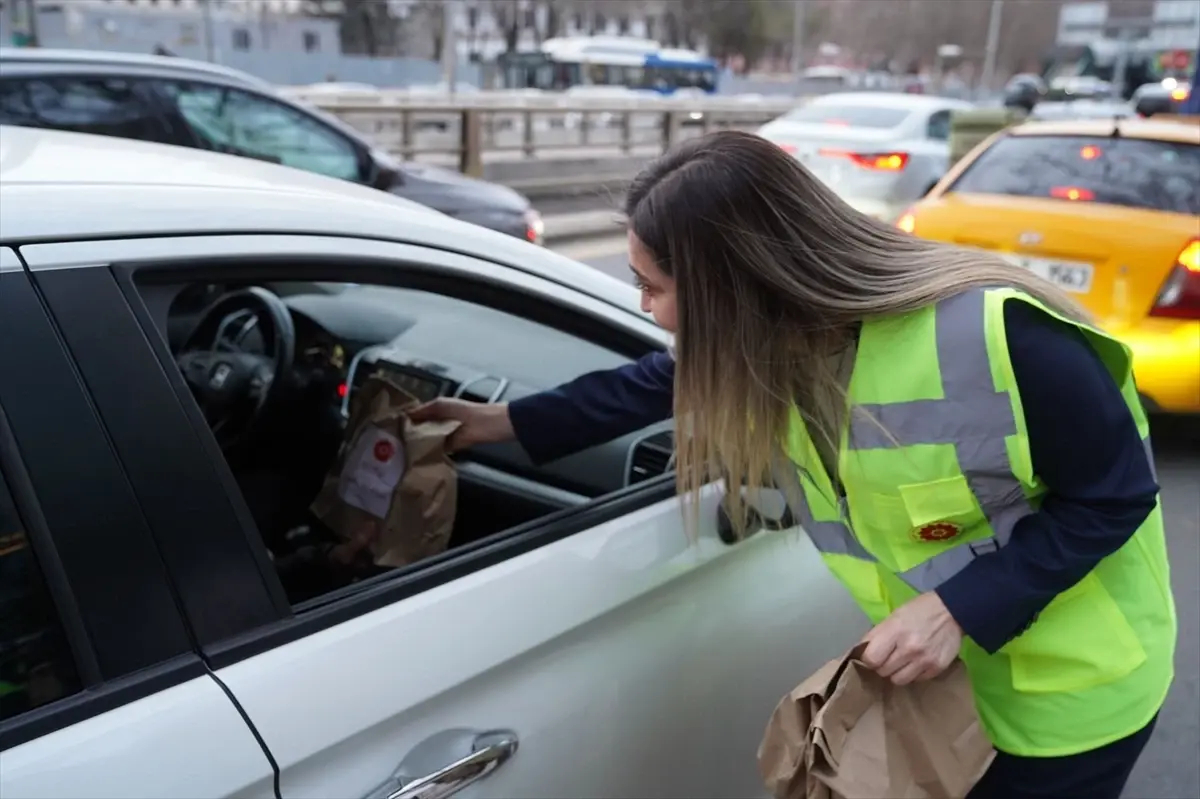 Esma Ersin'den İftar Öncesi Kumanya Dağıtımıyla Destek