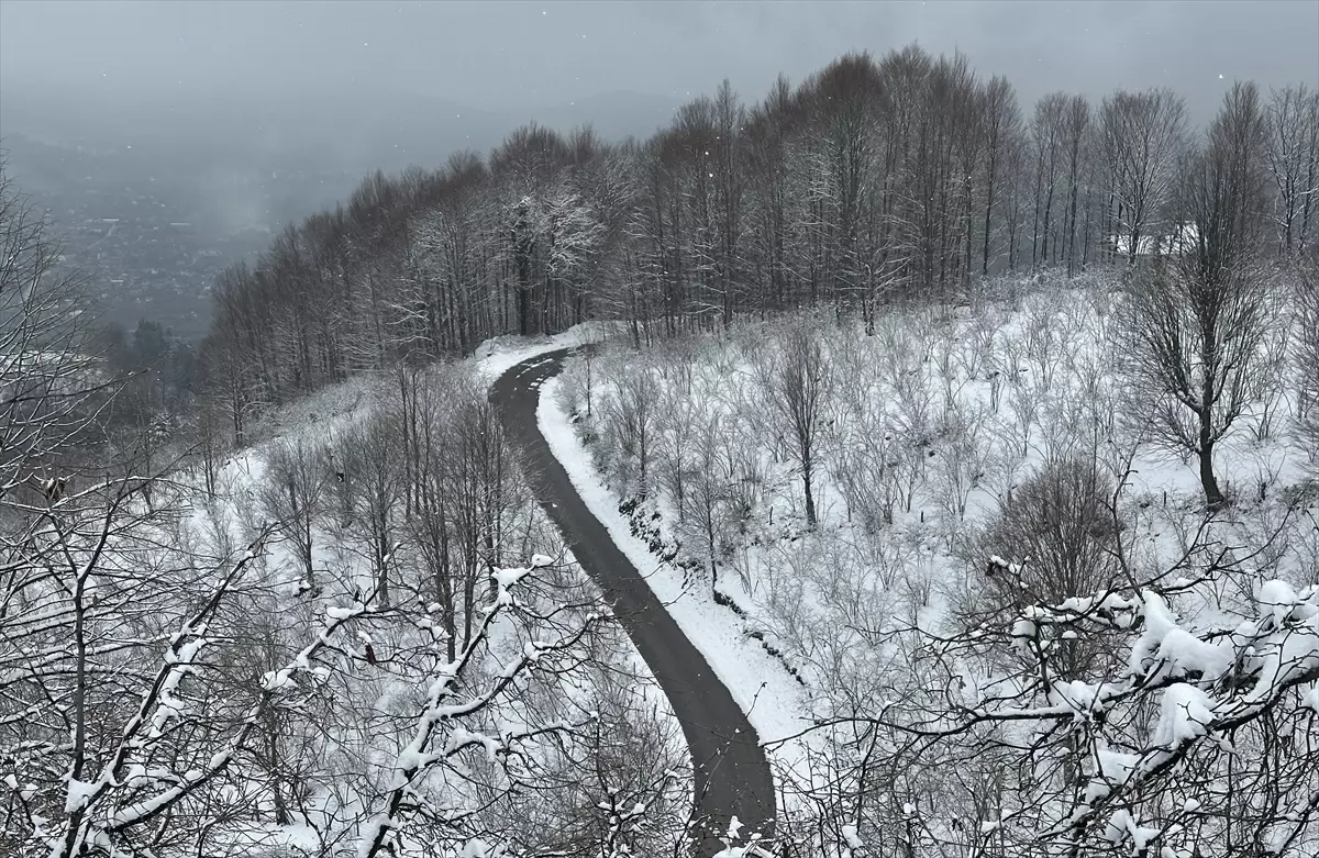 Düzce Gölyaka’da Karla Kaplanan Dağ Köyleri Büyüleyici Kış Manzarası