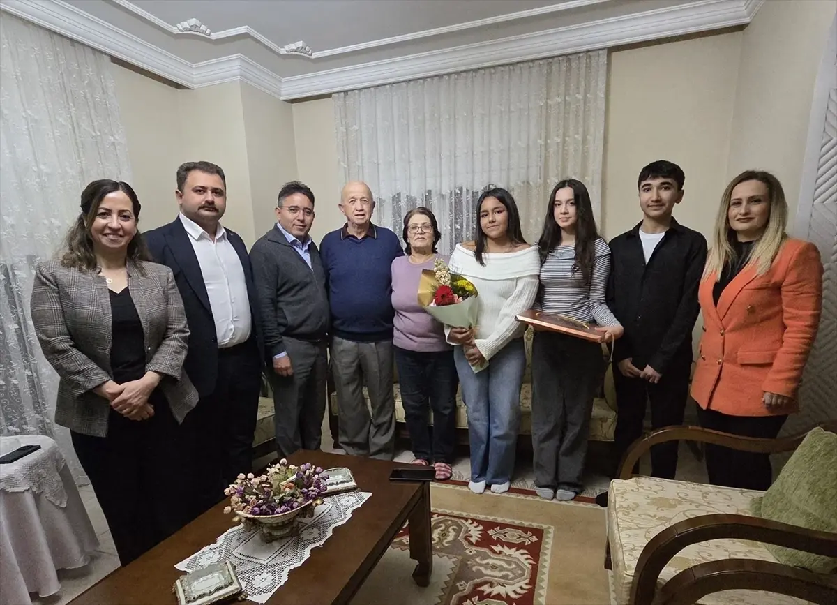 Marmaris’te Lise Öğrencileri Gazileri Ziyaret Ederek Anılarını Dinledi