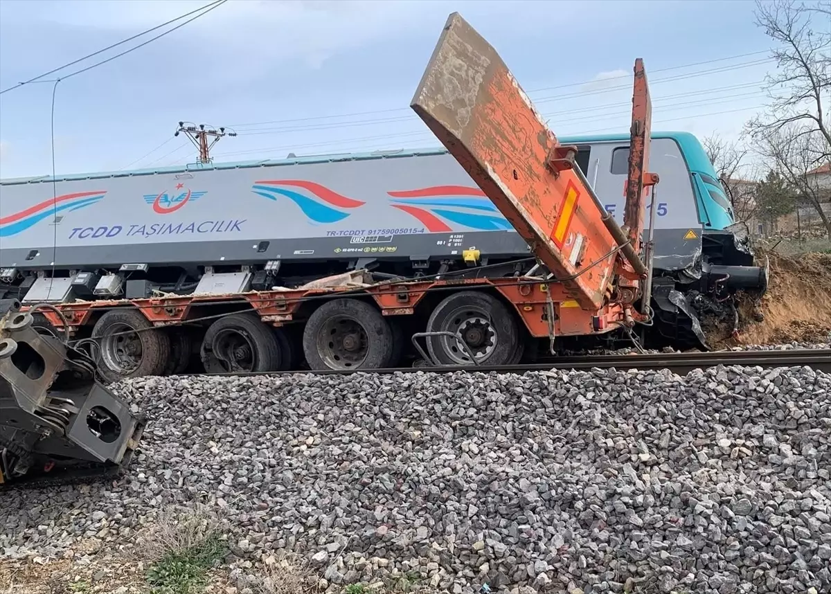 Kozaklı'da tren ve tır çarpışması