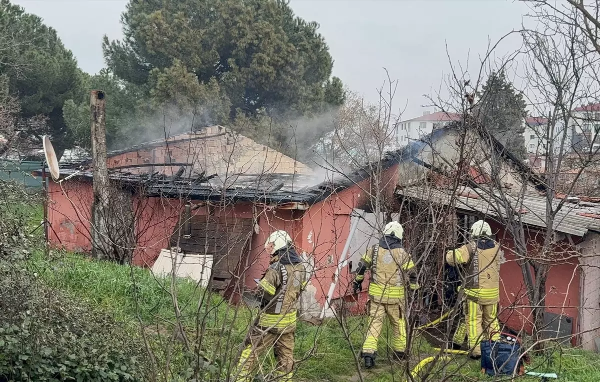 Pendik gecekonduda yangın söndürülüyor