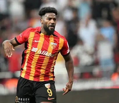 Nazon'un Esteghlal formasıyla sahada pozisyonu