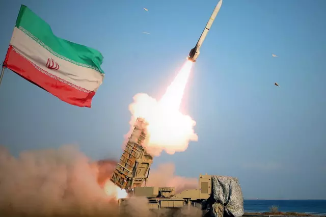 Ukrayna bayrağı ve savaş sahnesi