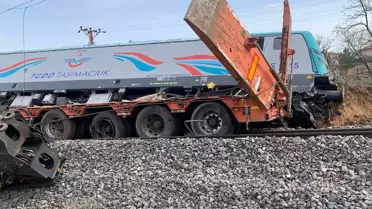 Kozaklı'da Hemzemin Geçitte Tren ve Tır Çarpıştı: İki Makinist Hafif Yaralandı