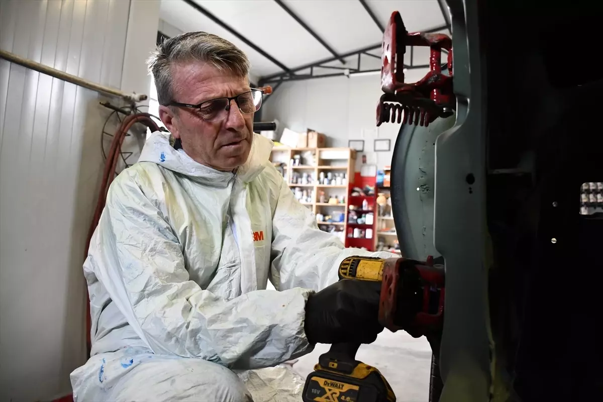 Ziya Gürkan klasik otomobilleri restore ederken